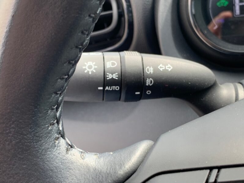 
								YARIS HYBRID full									
