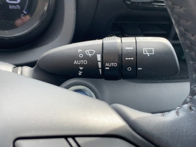 
								YARIS HYBRID full									